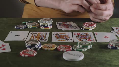 mientras juega al póquer, alguien deja caer dos ases y el pagador que está sentado en el lugar opuesto se enojará por este paso del juego