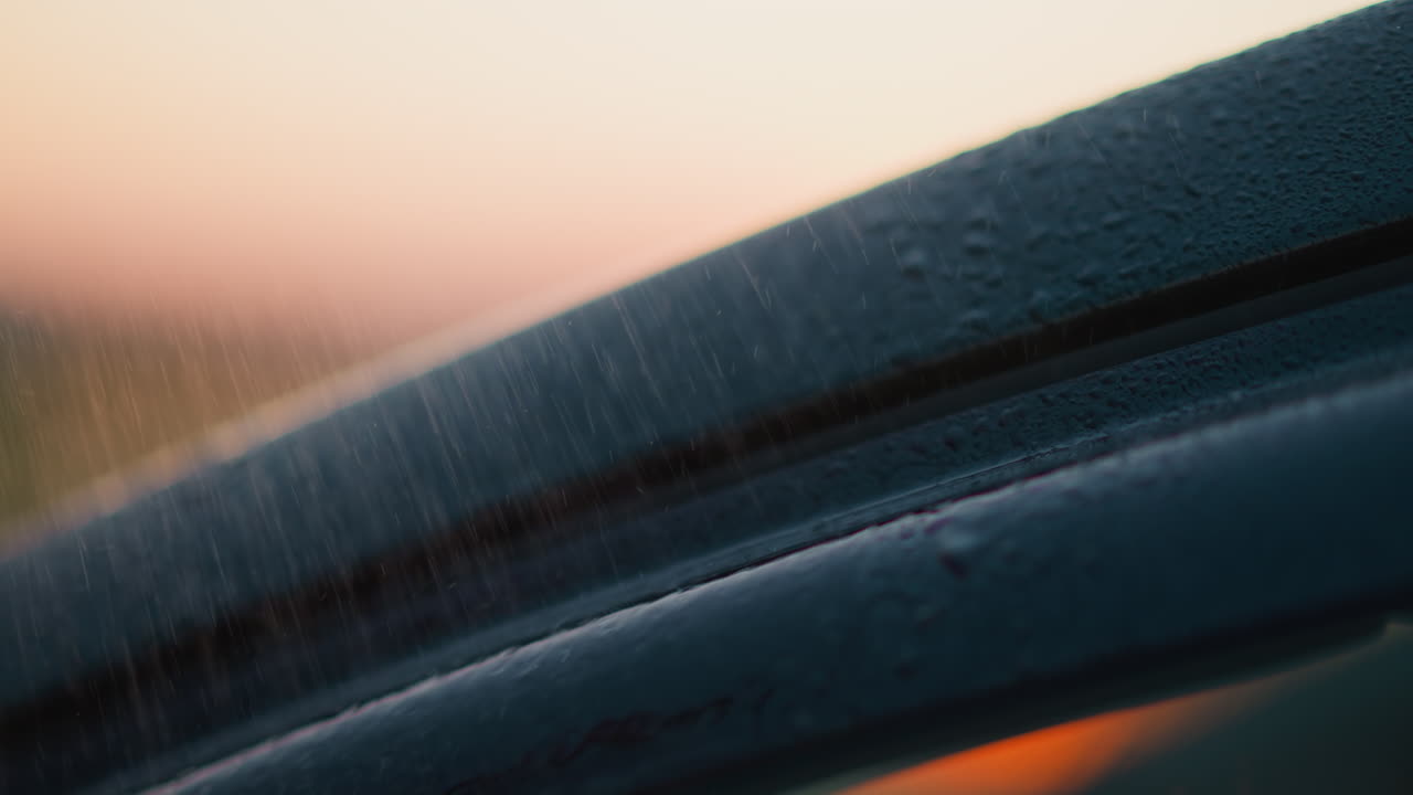 비 스프레이는 저녁에 차에 떨어집니다. 은 근접 사진. 봄에 은 물방울이 있는 현대 자동차 부분.