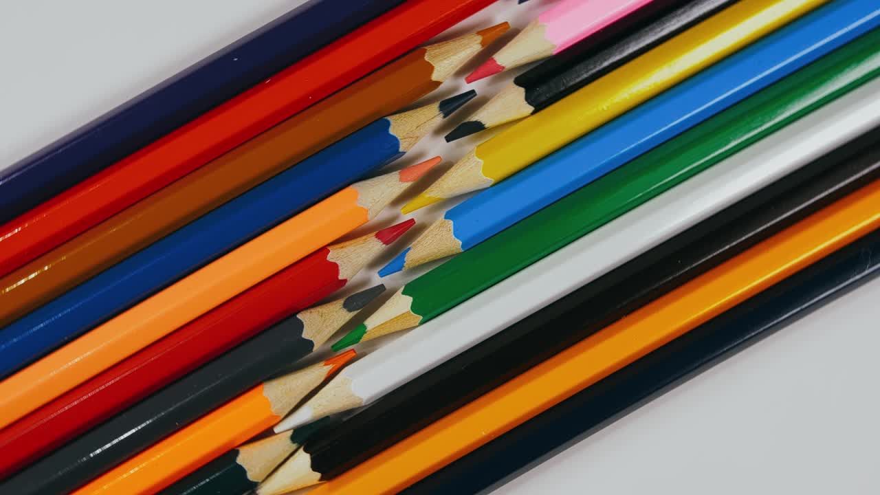 el bolígrafo se sintió en el tocadiscos. el marcador girar girar. girar, crear patrón, hacer el diseño de la forma del círculo. vista superior, colocación plana