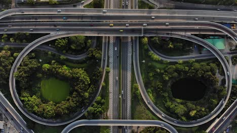 vista de arriba de la autopista, el tráfico vial es una infraestructura importante
