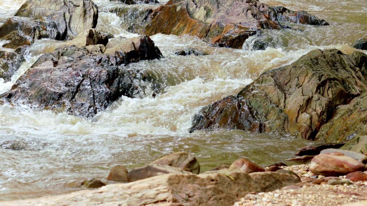 I fiumi brasiliani sono poco profondi a causa della siccità e del cambiamento climatico.