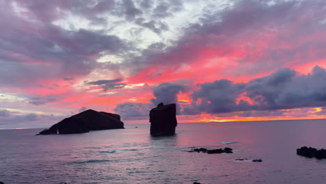 puesta de sol en sete cidades con nubes dramáticas y cielo rojo en azores