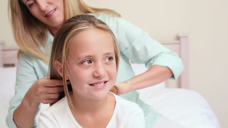 Mutter-Bürstet-Ihrer-Tochter-Die-Haare