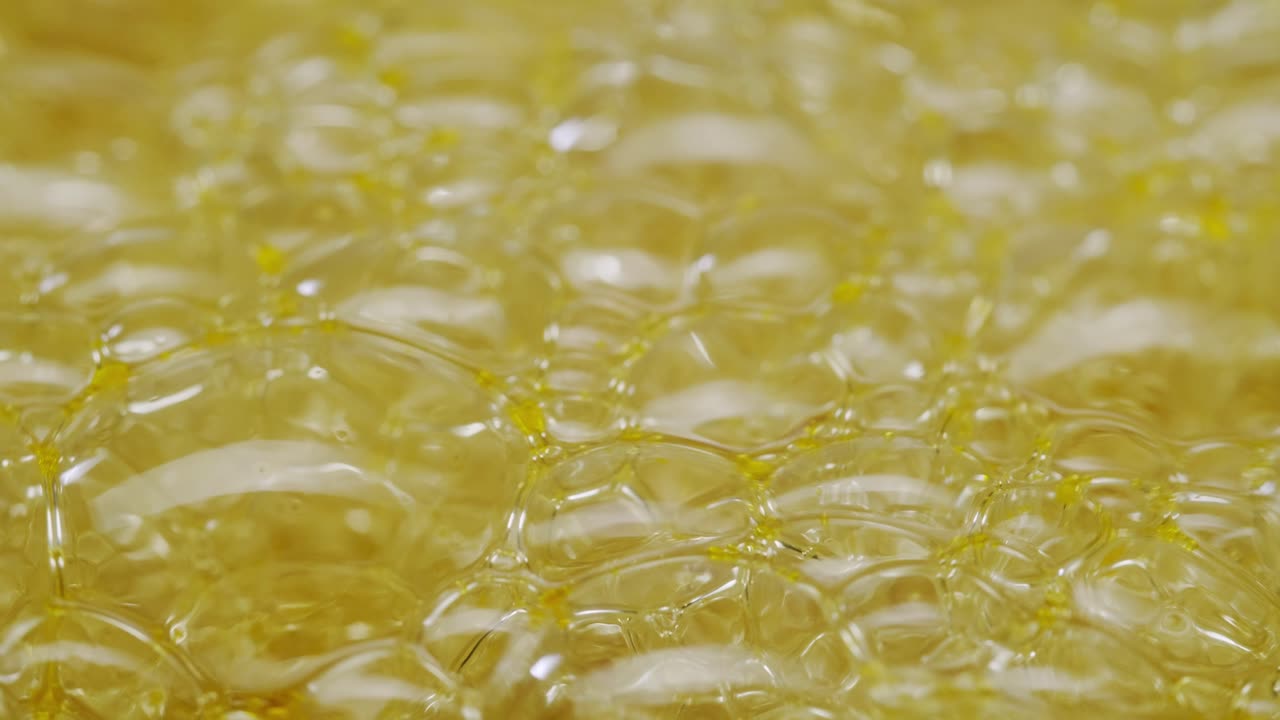 bayas saludables de espino marino para beber té, bayas maduras congeladas en frasco de vidrio y ramas con hojas vista superior en fondo rústico de madera oscura, genial para la piel, el corazón, los vasos y el sistema inmunológico.