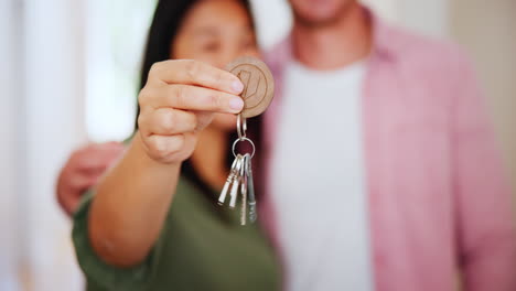 pareja, manos y llaves de la nueva casa para mudarse