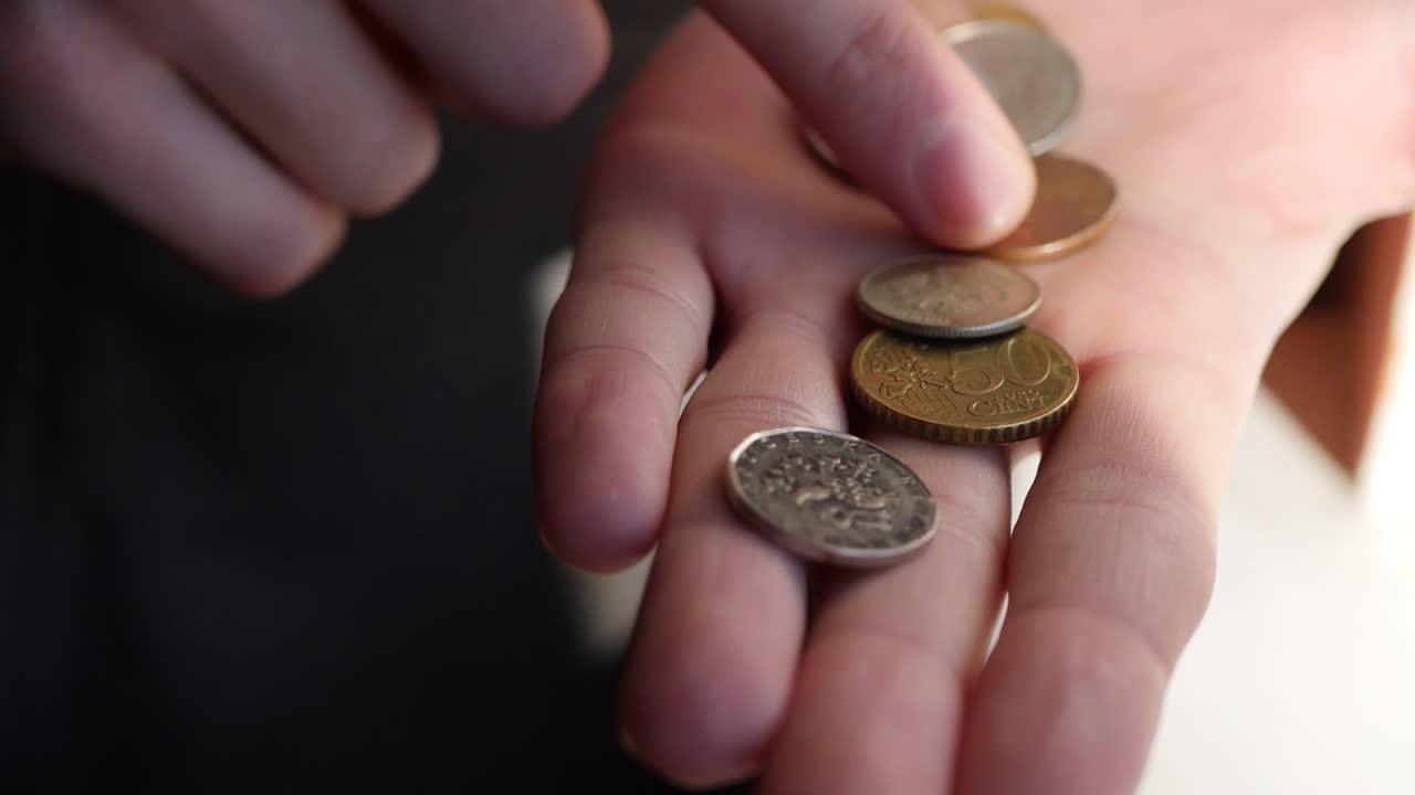 contando monedas en las manos de cerca