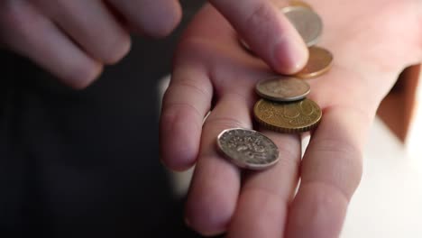 contando monedas en las manos de cerca