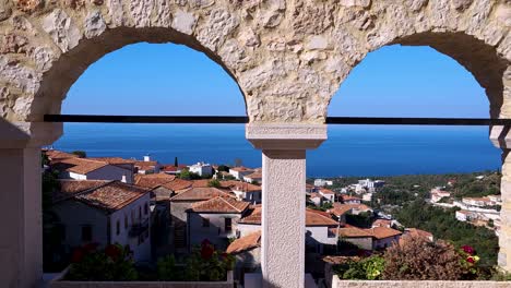 Mediterrane-Architektur-Eines-Steinhauses-Mit-Bögen-Und-Balkon-Mit-Meerblick-Im-Wunderschönen-Touristischen-Dorf-Dhermi-In-Albanien