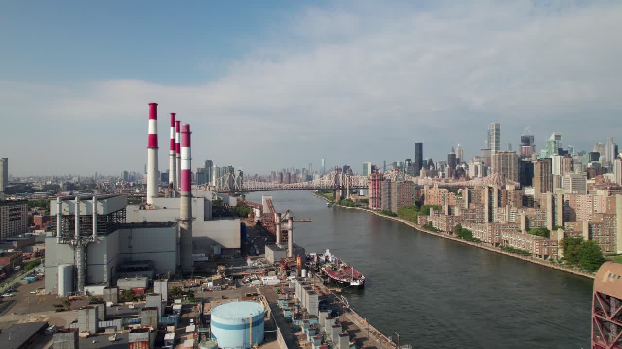 Skyline di New York City con ciminiere di fabbriche in primo piano, ripresa aerea in 4K