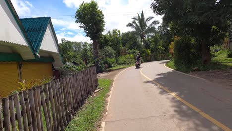 Junge-Frau-Auf-Einem-Roller-Im-Tropischen-Thailand,-Aufgenommen-Im-Hyperlapse