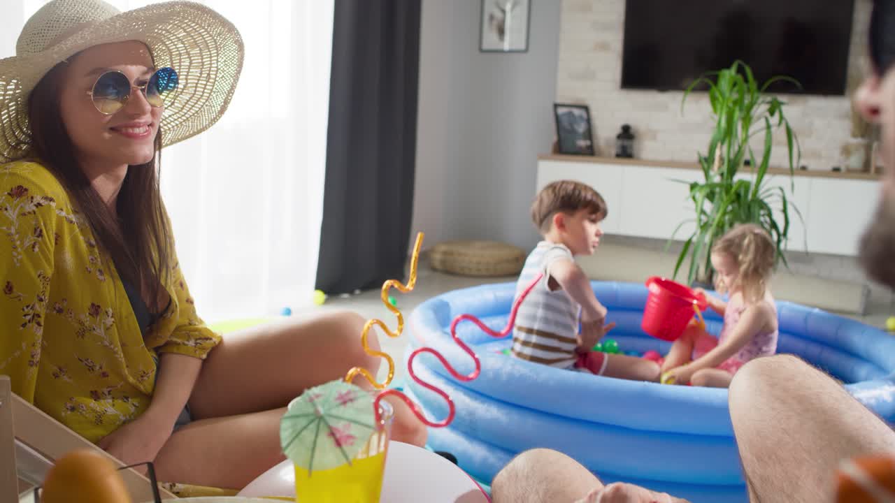 video de la familia jugando en casa durante las vacaciones