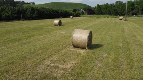 balas de heno en el campo agrícola vista aérea