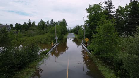 carretera inundada cerrada debido al cambio climático desastre natural puente sumergido