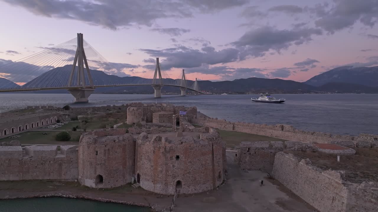 Vista aérea da fortaleza de Rio com mar calmo e colinas ao entardecer, Grécia