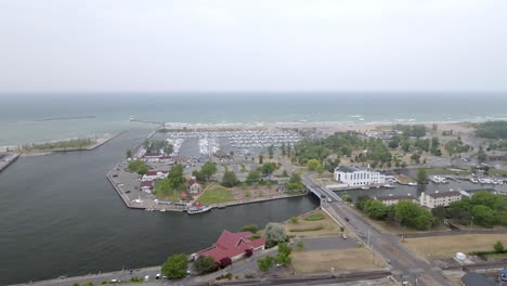 Marina-along-Lake-Michigan-in-Michigan-City,-Indiana-with-drone-video-moving-in