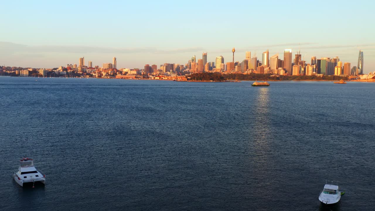 호주 뉴사우스웨일스 주 전경에 있는 포트 잭슨 베이와 보트 2대의 공중 하강 전망