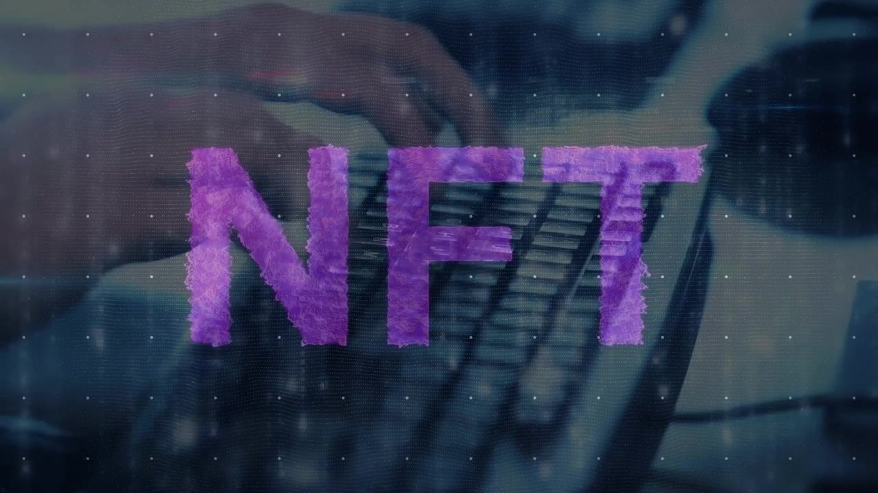 Animation af NFT-tekst og databehandling over hænder, der taster på et tastatur.
