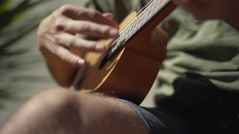 Nahaufnahme-Eines-Mannes,-Der-Draußen-Ukulele-Spielt