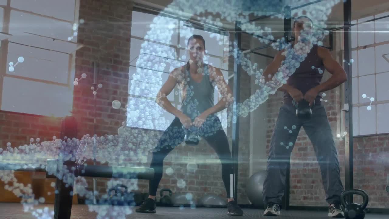 체육관에서 케틀벨을 사용하여 운동하는 혼합 인종 피트 커플에 대한 의료 데이터 처리