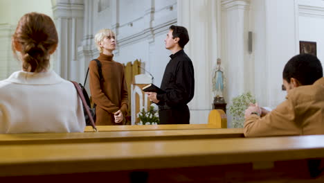 dois homens a falar na igreja.