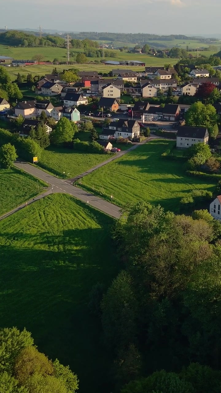 Luftfoto av en pittoresk landsbygd med grønne jorder