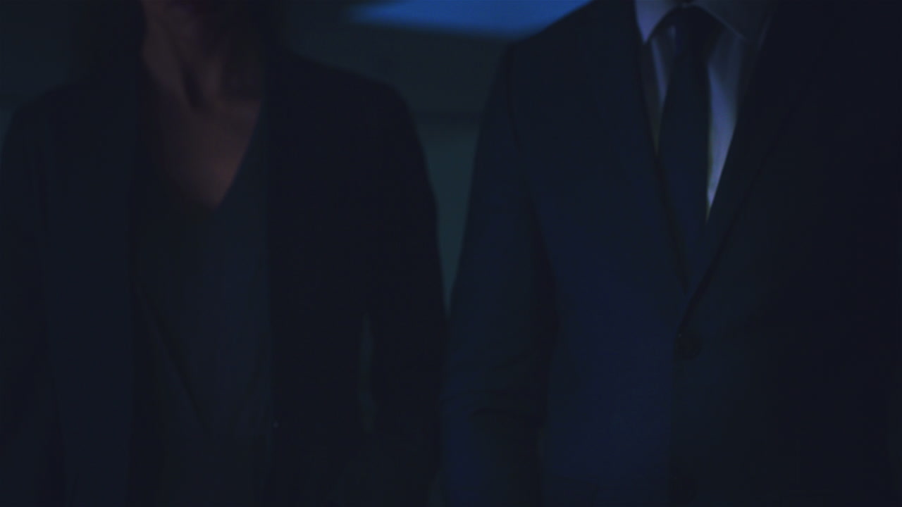 holograma futurista y palma con datos globales