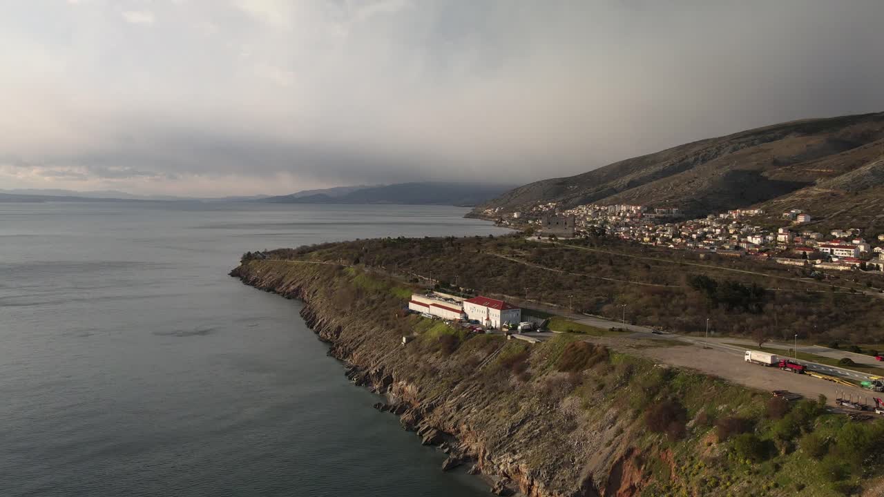 gran ciudad mediterránea en croacia en un día soleado con algunas nubes sobre el avión no tripulado de la ciudad panoramizado a la izquierda