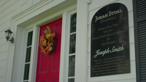 Letrero-En-El-Frente-De-La-Casa-Histórica-Original-De-Josiah-Stowell,-Amigo-De-Joseph-Smith,-Lo-Contrató-Por-Dinero-O-Excavando-Tesoros-A-Principios-De-La-Década-De-1820,-Donde-Se-Quedó-Cuando-Se-Casó