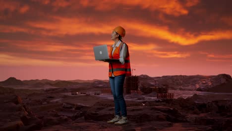 vista lateral completa del cuerpo de una ingeniera asiática con casco de seguridad trabajando en una computadora portátil y mirando a su alrededor mientras está de pie en el sitio de construcción, maquinaria de minería