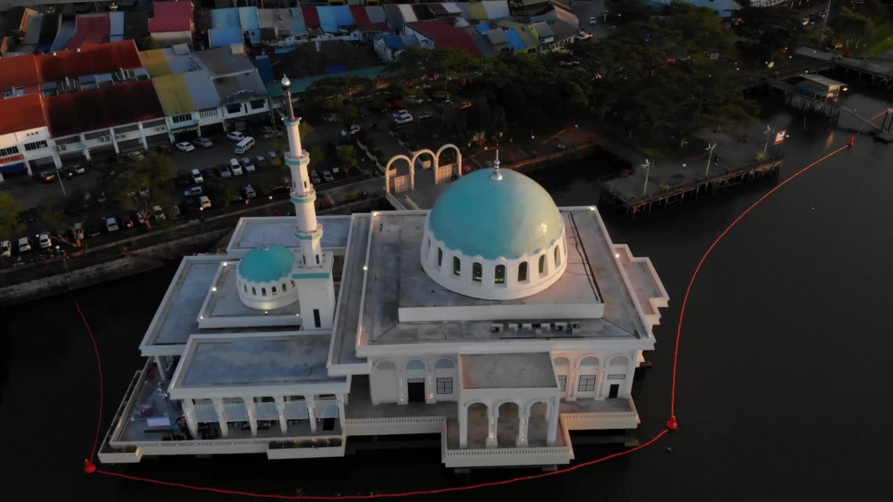 쿠칭의 아름다운 떠다니는 모스크의 공중 풍경