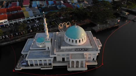 vista aérea de la hermosa mezquita flotante de kuching