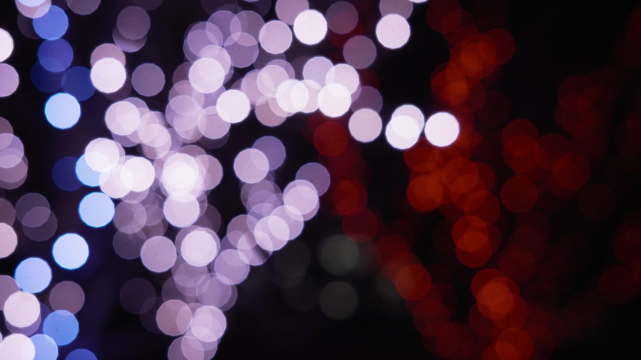 Luzes bokeh festivas roxas e vermelhas