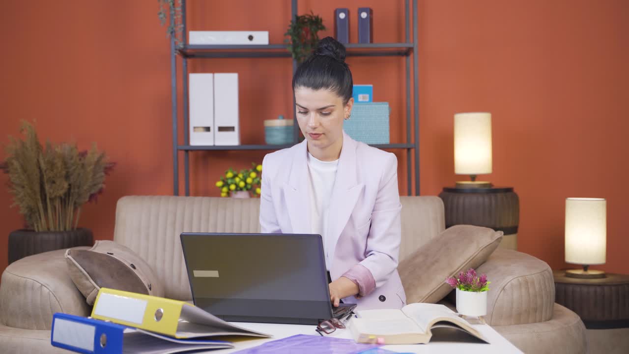 trabajadora de oficina en casa, mujer joven haciendo investigación.