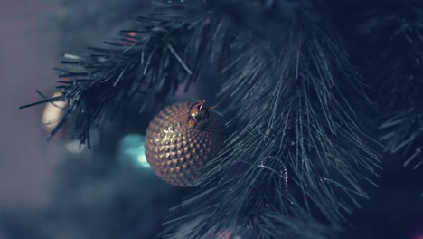 Adornos-De-Navidad-De-Latón-Vintage-Con-Entramado-De-Diamantes-En-El-árbol-De-Navidad---Primer-Plano,-Tiro-Deslizante