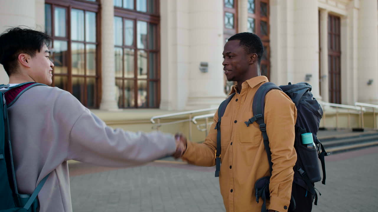 amigos se reúnen en la ciudad