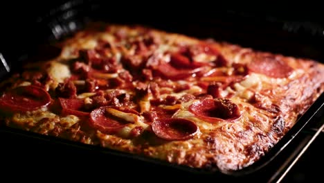 cerca de la pizza congelada lista en el horno