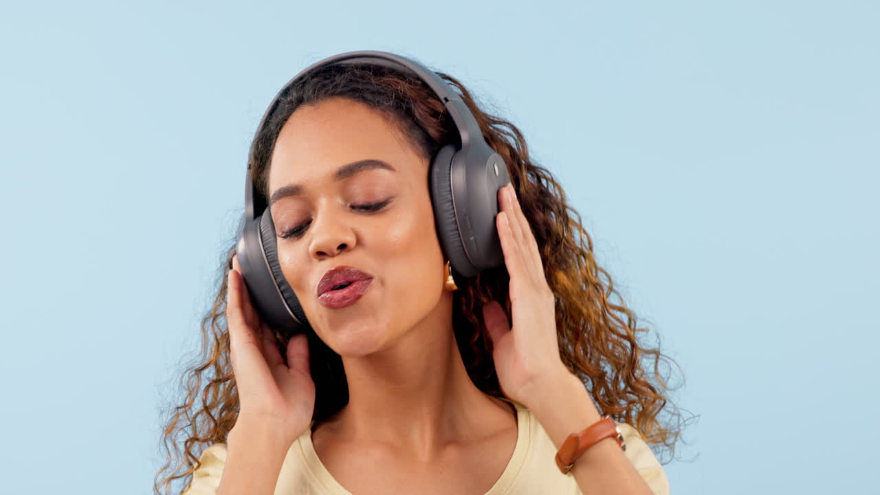 auriculares, cantar y mujer joven en un estudio