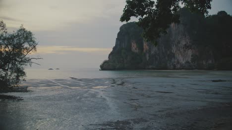 Ebbe-Am-Strand-Von-Railay-Am-Abend