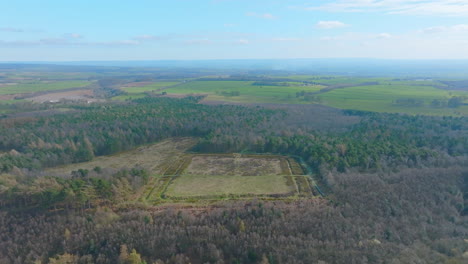 campamento romano de cawthorne, pickering, imágenes aéreas, parque nacional de los páramos del norte de york, empujar hacia y desplazarse hacia abajo en los movimientos de tierra del campamento romano