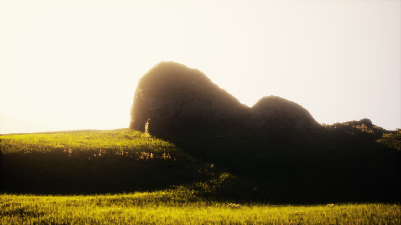 큰 바위 와 함께 풀 인 언덕 위 에 해 가 지는 것