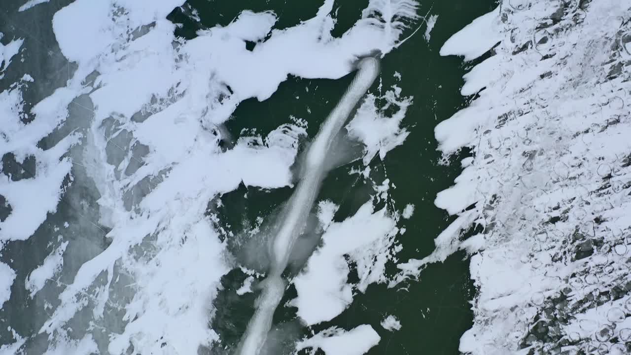 북극의 얼어붙은 호수 위의 매끄러운 얼음과 서리 위