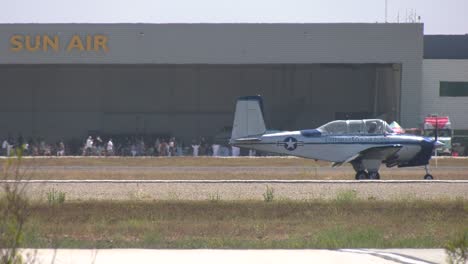 avión mentor t34 en el salón aeronáutico local