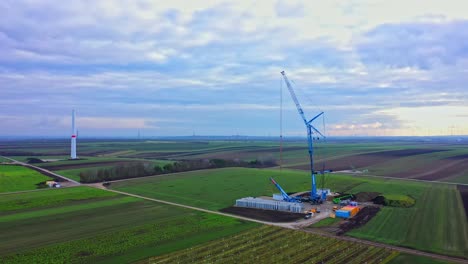 Bau-Eines-Windturbinenturms-Auf-Der-Grünen-Wiese---Drohnenaufnahme-Aus-Der-Luft