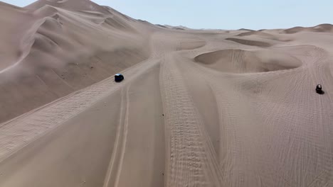 Dune-buggies-in-Huacachina,-Peru-desert