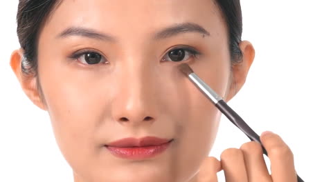 건강한 피부를 가진 전문적인 젊은 소녀가 브러쉬로 메이크업하고, 화장품의 개념, 메이크업, 건강한 피부, 재단 적용, 피부 색상, 복사 공간