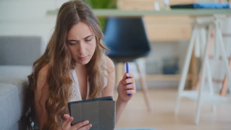 Konzentrierter-Schüler-Arbeitet-An-Einem-Tablet