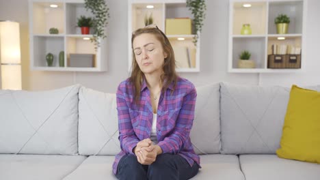 la mujer emocional se entristece.