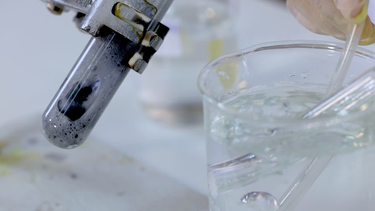 reacción química que produce burbujas de gas en el líquido