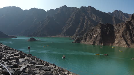 vista cinematográfica del lago hatta dam con barcos