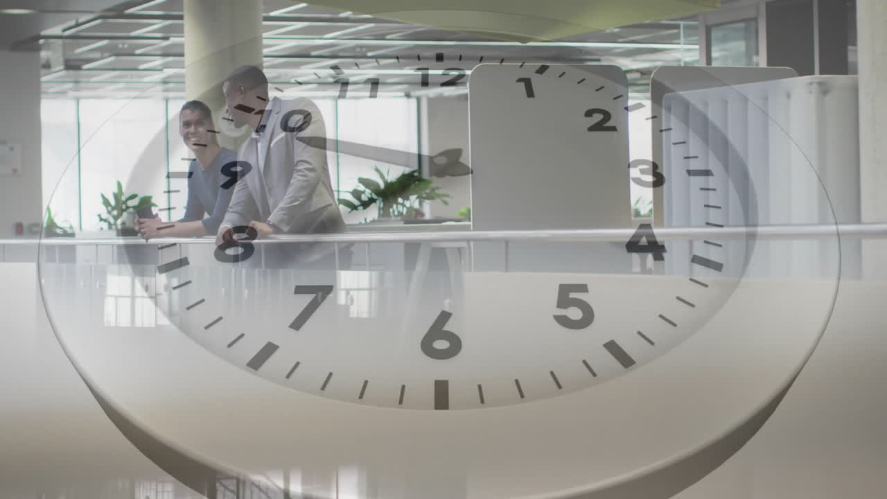 animación de reloj moviéndose sobre diversos colegas discutiendo el trabajo